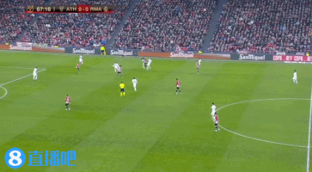 这是在干嘛？火箭场边情侣大尺度“秀恩爱” 乌度卡回头撞见