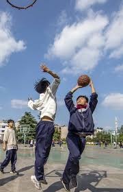 大哥你在干嘛？米兰德比补时阶段，巴斯托尼掏裆奇克